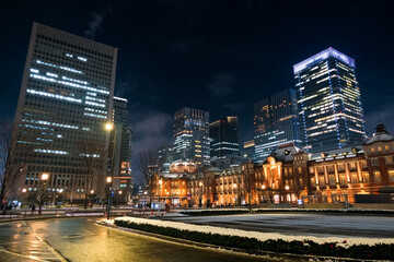 Fototapeta na wymiar 東京都 雪の日の東京駅 夜景（2022年1月6日）