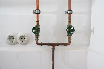 Aufputz Wasserleitungen aus Kupfer und Auslass neben Steckdosen, Küche