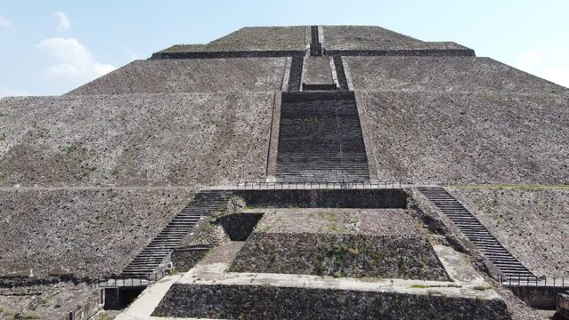 top view drone pyramids Teotihuac&aacute;n mexico in calzada de los muertos