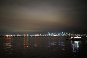 Fototapeta na wymiar 夜のバンクーバー　海　ダウンタウン　ロンズデールキーからの眺め　夜景　観光　カナダ　