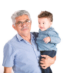 abuelo hispano cargando en brazos a su nieto aislados sobre fondo blanco, copy space