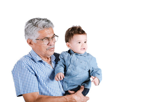 abuelo hispano cargando en brazos a su nieto aislados sobre fondo blanco, copy space