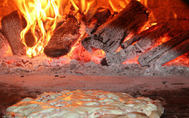Pizza em um forno a lenha em chamas