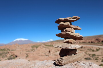 Pedras empilhadas no deserto andino