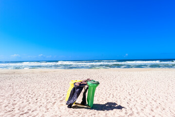 Umweltschutz /Abfalltrennung am Strand von Praia de Mira, Portugal