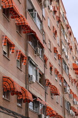 Obraz premium The apartment has the same awnings on the windows to form a pattern.