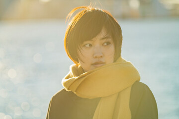 海辺 ショートヘアの女性 逆光