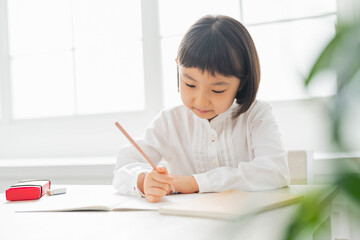 宿題をする女の子