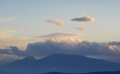 Nuvole bianche sopra la cima dei monti al tramonto