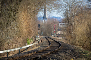 Bahngleise vor Kirchturm