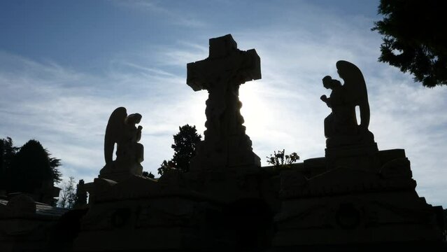 Cruces y &aacute;ngeles en un cementerio.