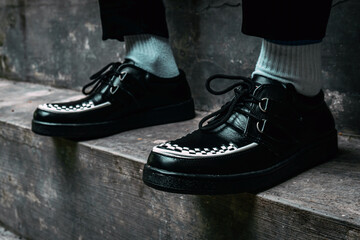 These black creepers with black-and-white weave are made of leather and with a black sole, these...