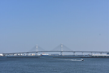 Fototapeta na wymiar 大さん橋から見たベイブリッジと疾走する船