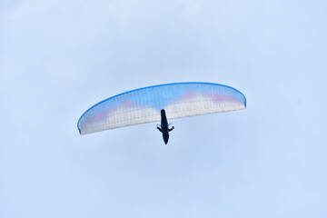 青空を飛ぶパラグライダー