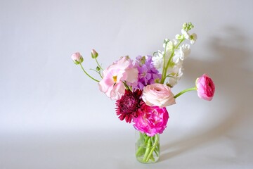 ピンクのフラワーアレンジメント