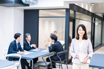 オフィスで働くキャリアウーマン