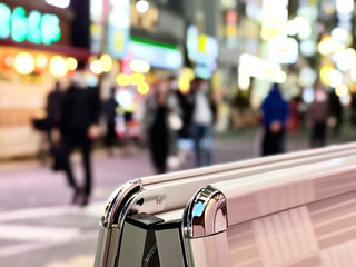 夜の歌舞伎町を歩く人々と看板のボカシイメージ_冬