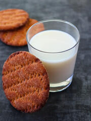 Glass of fresh milk and cinnamon crispbread