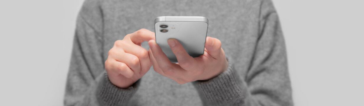 スマートフォンを操作している人物