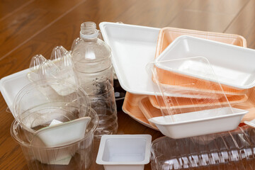 床の上に集められたプラスチックゴミ