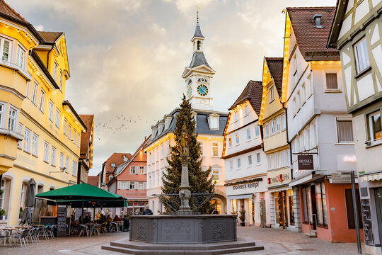 der Marktplatz in Aalen, Ostalbkreis, mit Brunnen und historischem Rathaus in der Weihnachtszeit am 5.Dezember 2021