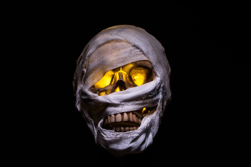 Naklejka premium The artificial skull is wrapped in a cloth. Mummy