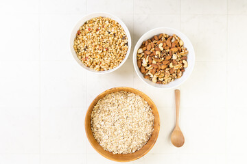 ボウルに盛られたグラノーラとナッツとオートミール