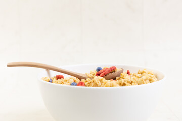 ドライフルーツ入りグラノーラとスプーン