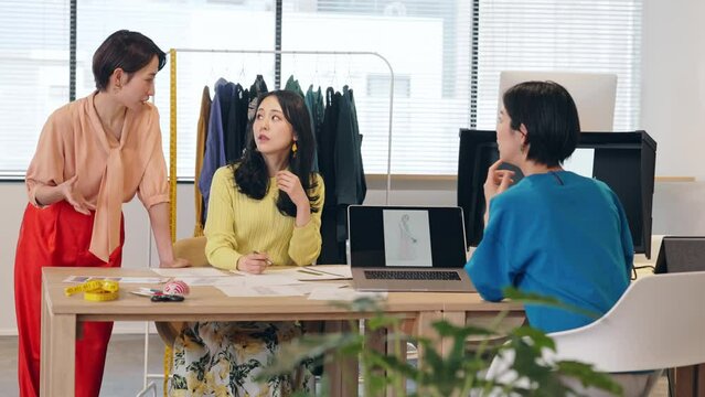 カジュアルなオフィスで働く女性グループ