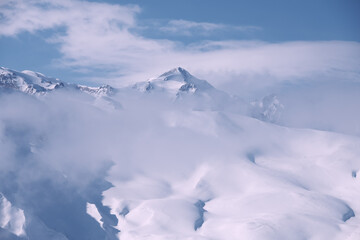 雪山の登山風景