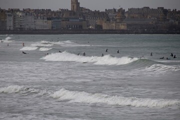 Obraz premium waves crashing on the beach