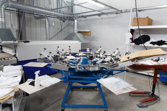 Screen printing machine for applying images by silkscreen printing.