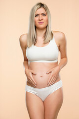 Obraz premium Pregnant woman suffering from belly pain