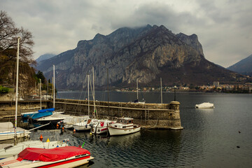 Fototapeta na wymiar Vista de Lecco no lago di Como no norte de Itália