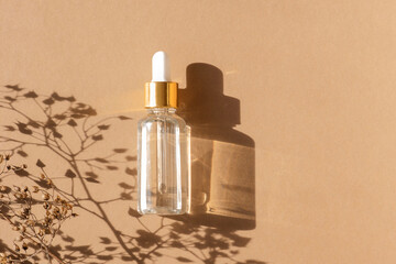 Naklejka premium Natural oil cosmetics on neutral background. Dropper glass Bottle Mock-Up. Oily cosmetic pipette. Face and body treatment. Spa concept. Mineral organic oil. Flat lay with beauty products. Blank bottle