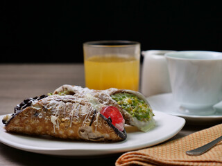 Colazione con dolci alla ricotta e succo di frutta