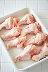 調理バットに並べた鶏の手羽元