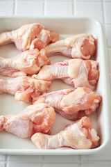 調理バットに並べた鶏の手羽元