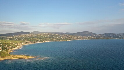 survol de la côte d'Azur dans le Var entre Sainte-Maxime et Fréjus	