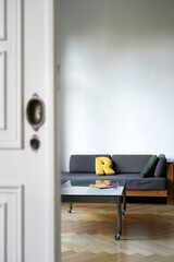 Couch Altbau Tür Blick Wand