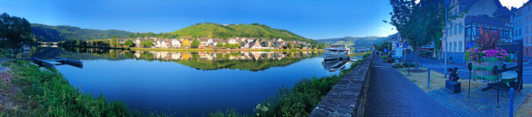 Fototapeta na wymiar Moselle river runs through the vineyard in south west of Germany