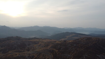 秋吉台とカルスト大地！SDGs環境と地球の自然　ドローン撮影  山焼き後の美祢市秋吉台国定公園観光