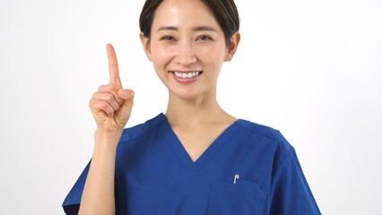 指さしをする日本人女性