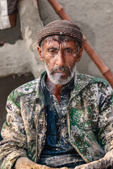 Obraz premium old labor worker is tired after hard work he smoking