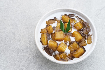 Bubur Ubi atau Jenang Telo is a dessert from Indonesia made of sweet potato, palm sugar and tapioca flour served with coconut milk. 
