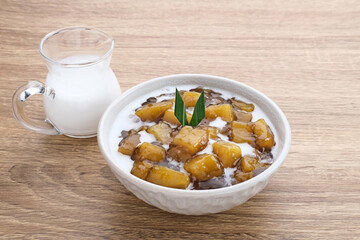 Bubur Ubi atau Jenang Telo is a dessert from Indonesia made of sweet potato, palm sugar and tapioca flour served with coconut milk. 
