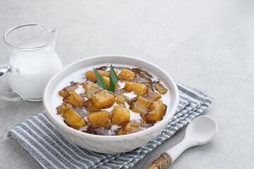 Bubur Ubi atau Jenang Telo is a dessert from Indonesia made of sweet potato, palm sugar and tapioca flour served with coconut milk. 
