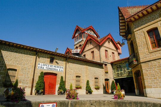 Bodega L&oacute;pez Heredia en el barrio de la Estaci&oacute;n de Haro, La Rioja, Espa&ntilde;a.