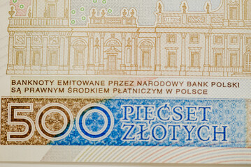 Zdjęcie przedstawiające plik banknotów 500 zł w różnych perpektyw