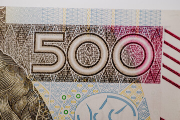 Zdjęcie przedstawiające plik banknotów 500 zł w różnych perpektyw - obrazy, fototapety, plakaty
